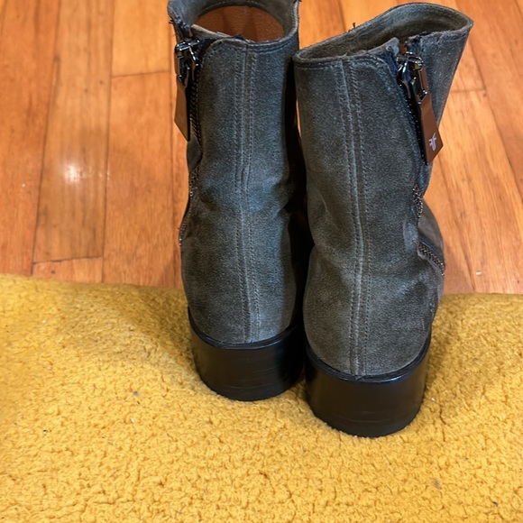 Frye Boots. Army Green color. Unusual color but so pretty. Leather size 8 - Picture 4 of 7
